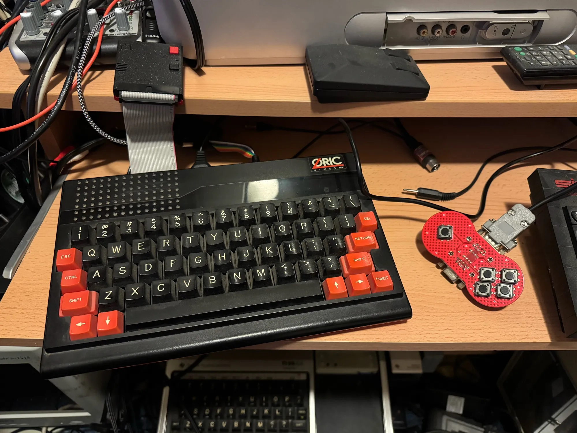 Received my new Loci mass storage device for my Oric Atmos. Very handy new device that supports disk, tape and changing of ROMs.

www.raxiss.com/article/id/3...

#Oric #OricAtmos #8bit #Retro #loci