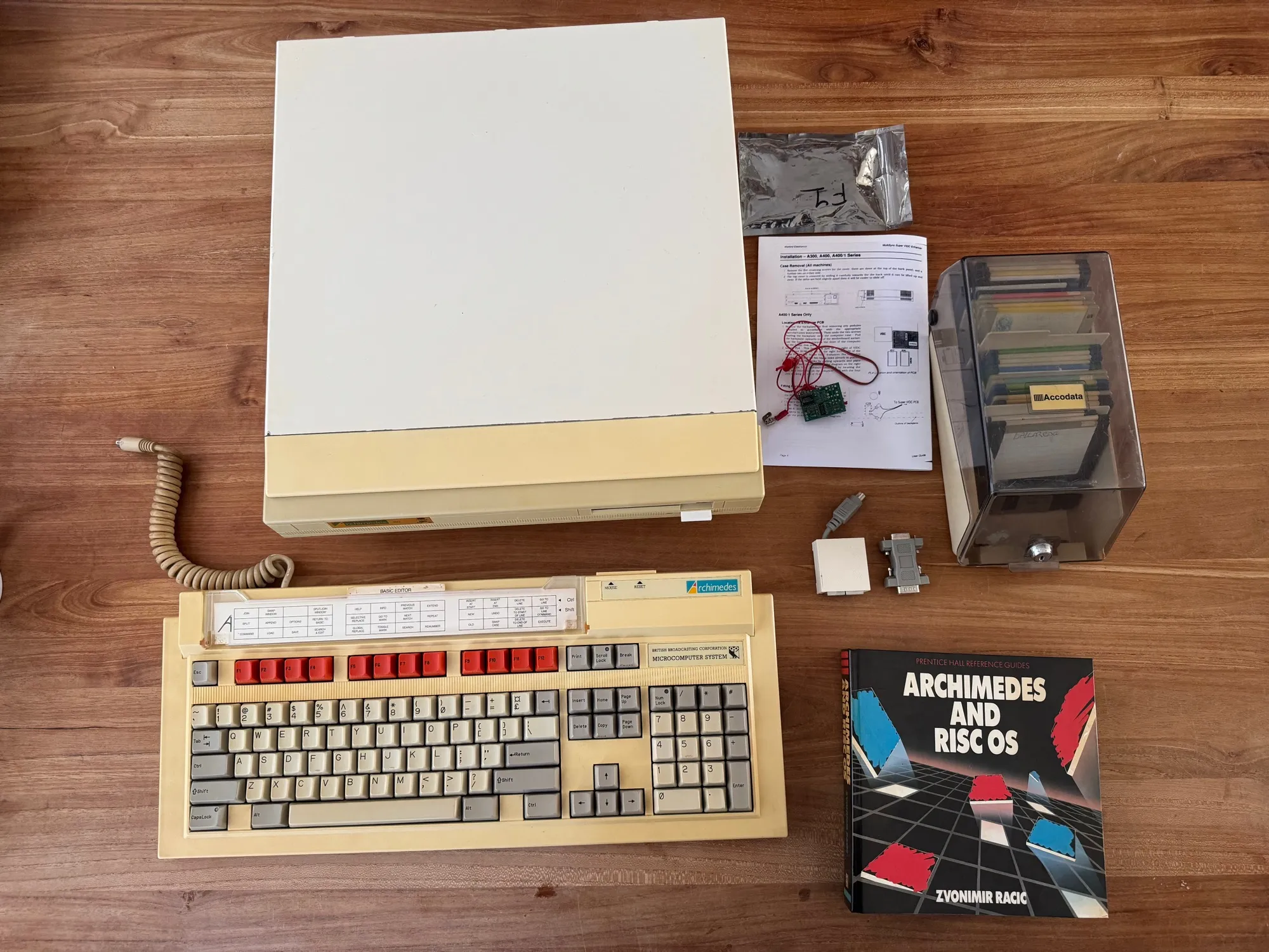 Exciting new addition to my retro collection: an Acorn Archimedes A310. Expanded with a.o. ARM3, 4MB.

The start of the ARM architecture.

Now the puzzle to get color picture on any of my monitors and getting to learn the machine, but it is alive!

#retro #acorn #AcornArchimedes #RISCOS 