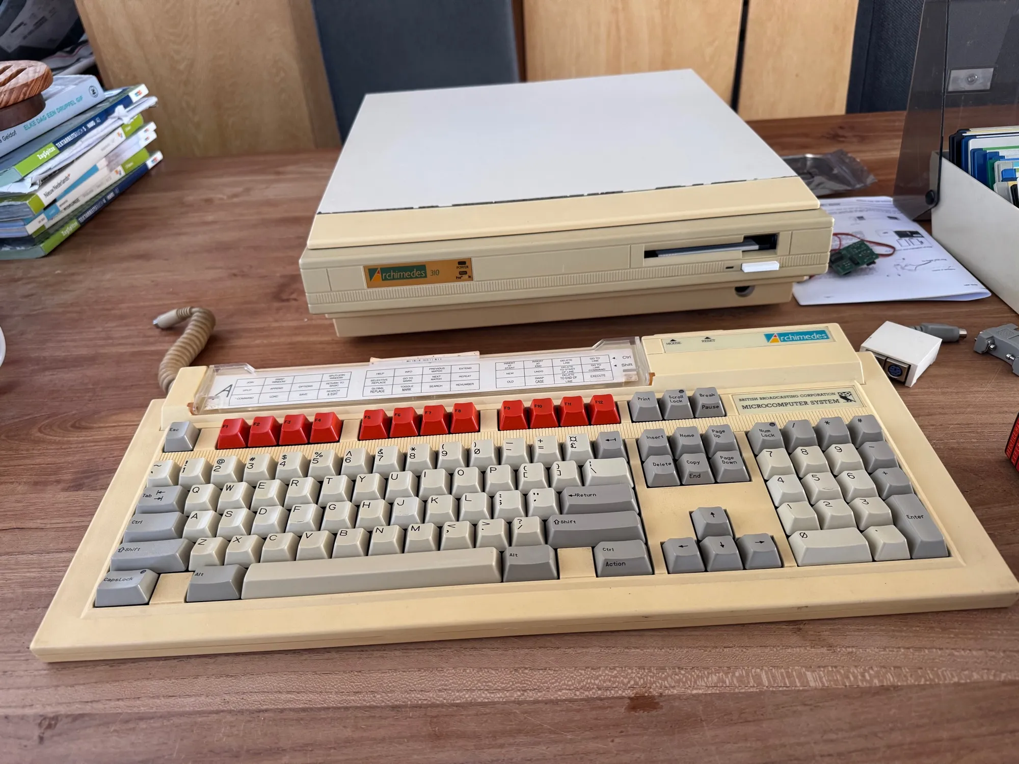 Exciting new addition to my retro collection: an Acorn Archimedes A310. Expanded with a.o. ARM3, 4MB.

The start of the ARM architecture.

Now the puzzle to get color picture on any of my monitors and getting to learn the machine, but it is alive!

#retro #acorn #AcornArchimedes #RISCOS 