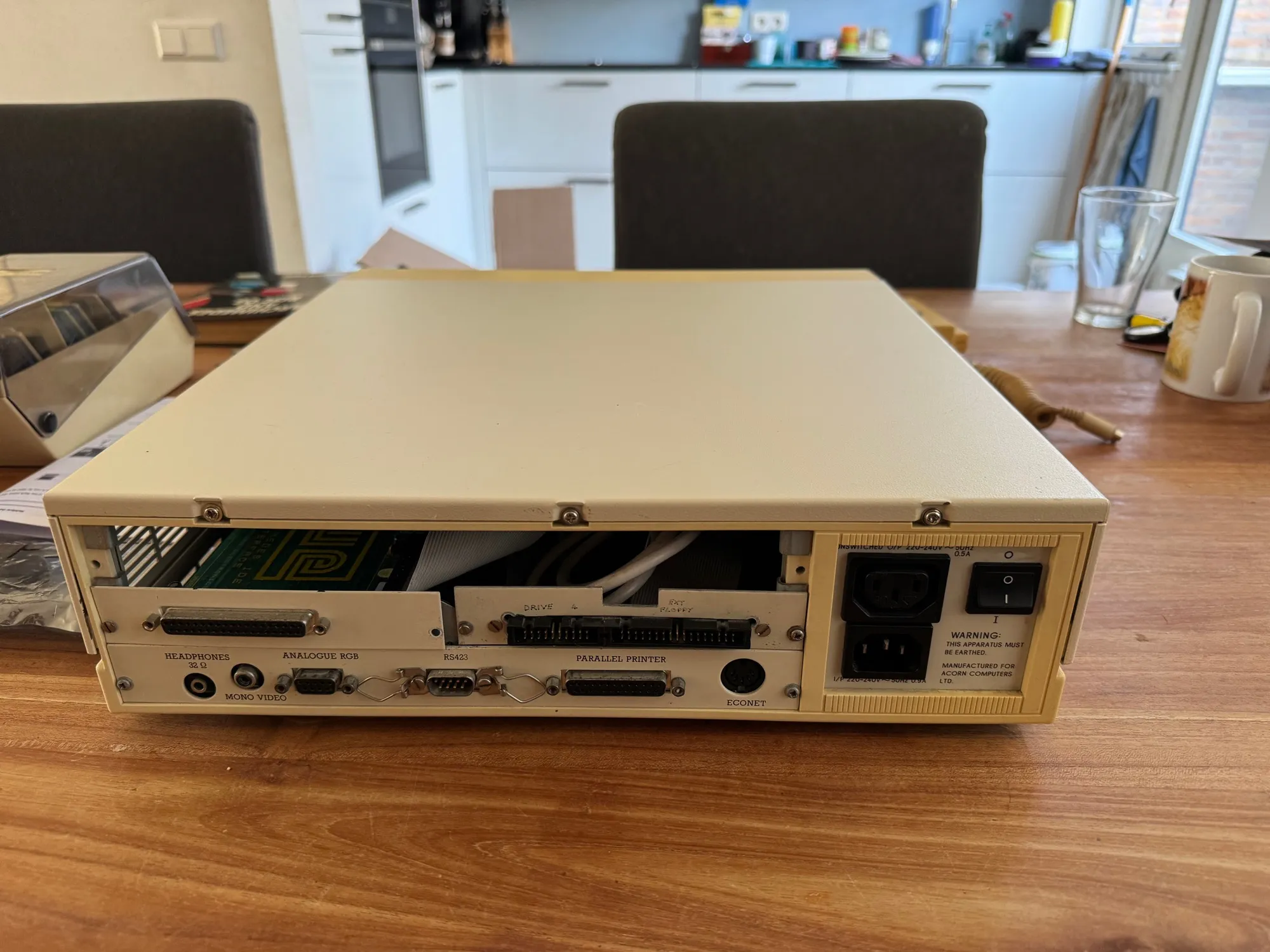 Exciting new addition to my retro collection: an Acorn Archimedes A310. Expanded with a.o. ARM3, 4MB.

The start of the ARM architecture.

Now the puzzle to get color picture on any of my monitors and getting to learn the machine, but it is alive!

#retro #acorn #AcornArchimedes #RISCOS 