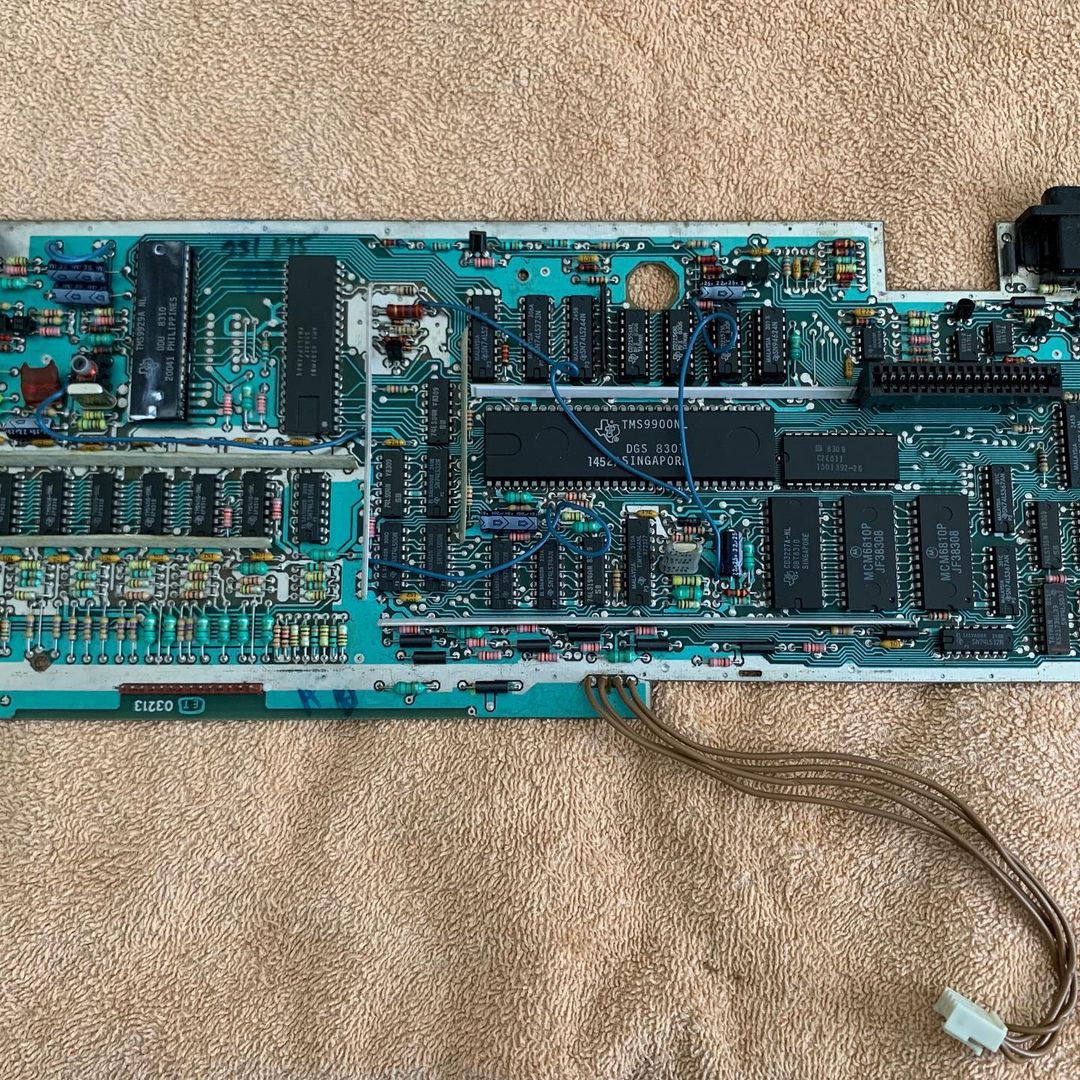 Inside of my TI-99/4a. Had overheating problems of videochip. Seems to be solved now by applying new heat paste.
#retro #8bit #texasinstruments #ti994a