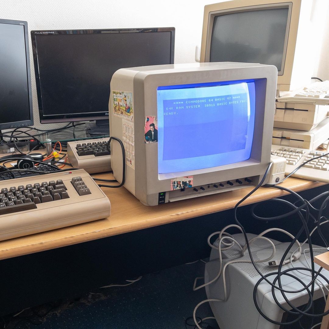 New Commodore 1901 monitor. Including retro stickers of Beverly Hills 90210 😂
Waiting still for an extra RGBi cable to try C128 80 column mode.
#commodore #commodore1901 #c128d #c64 #retro #8bit