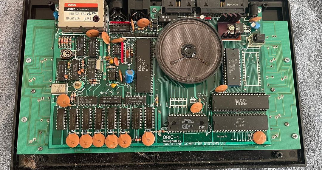 Cleaning an Oric Atmos keyboard.
#retro #8bit #oric #oricatmos