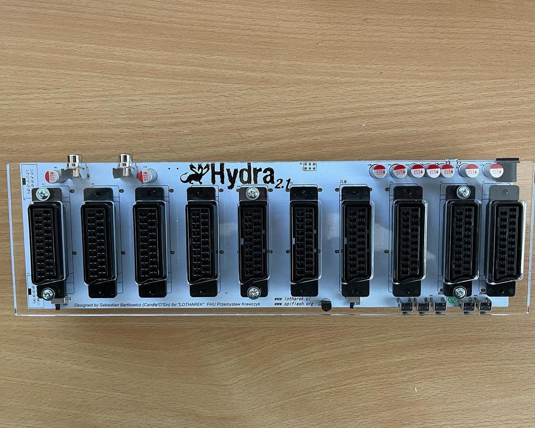 Lotharek Hydra 2 SCART switch with dual output to be able to output retro computer signal to my CRT and Framemeister xRGB mini af the same time.
#retro #8bit #lotharek #hydra2