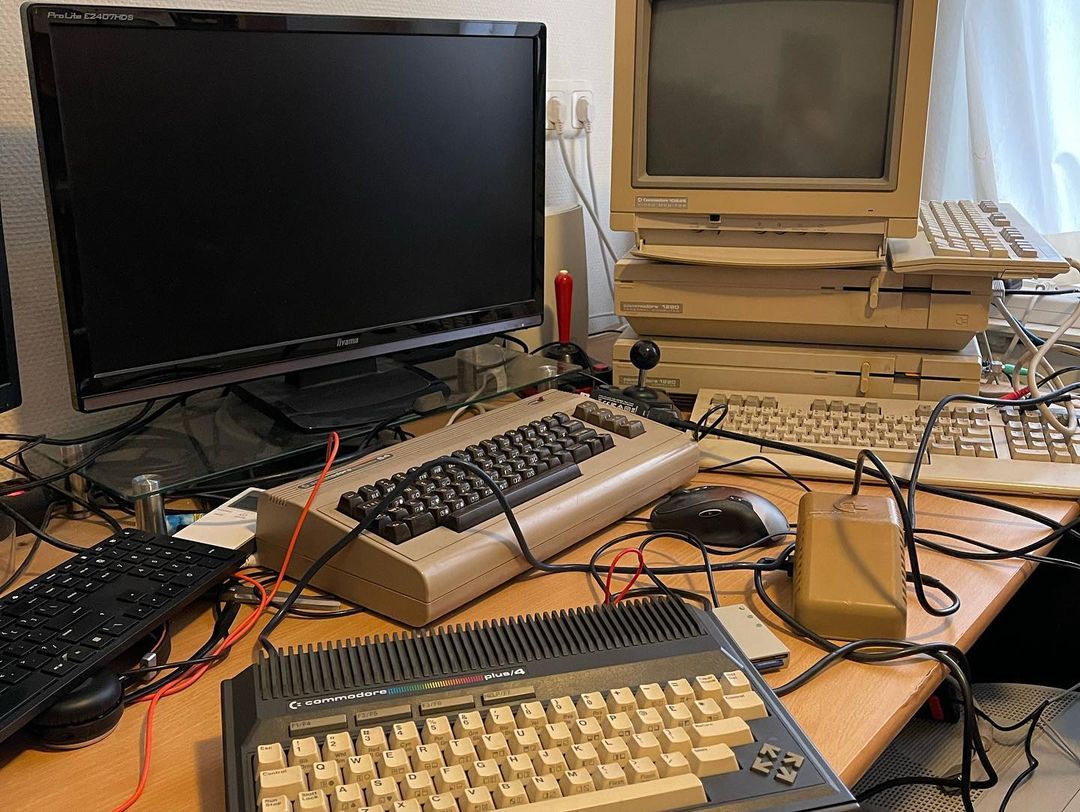 New acquisition, a Commodore Plus/4.
#retro #8bit #commodore #commodoreplus4