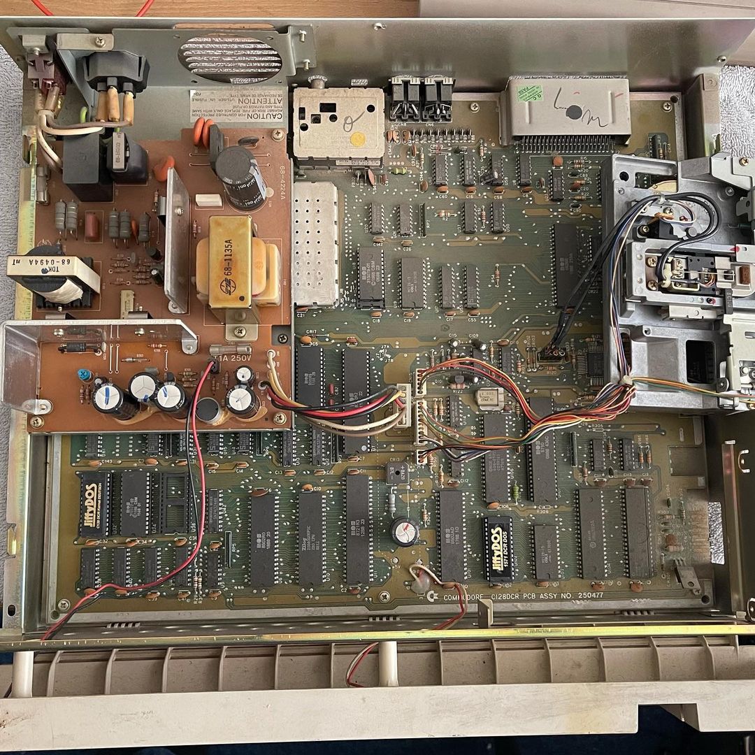 Installation of JiffyDOS in my C128DCR succeeded! Happy 😃 First time for me replacing actual chips.
#retro #8bit #commodore #commodore128dcr #jiffydos